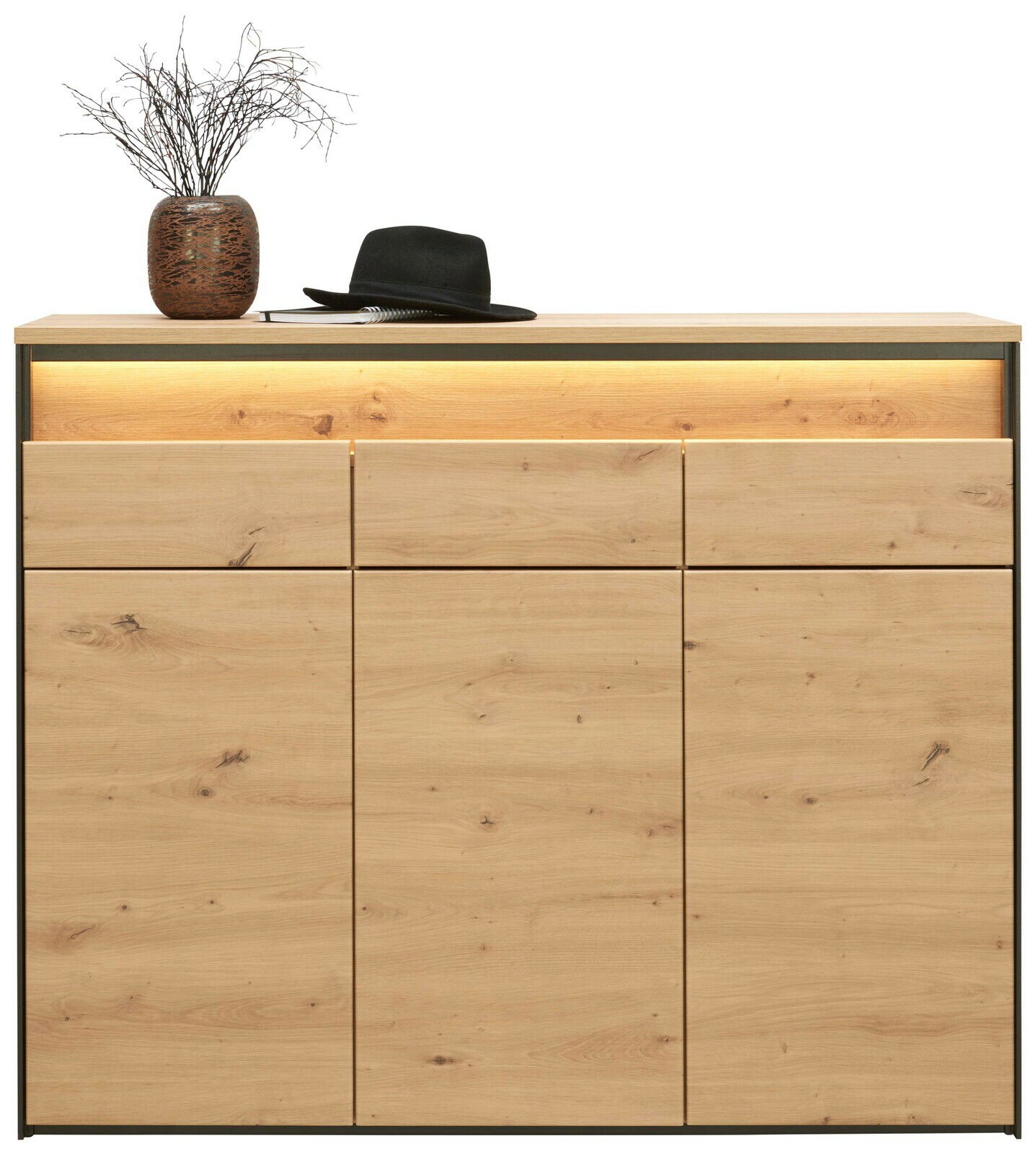 Frontansicht eines XL-Schuhschranks aus Holz mit dekorativer Beleuchtung, einem Hut und einer Vase auf der Oberseite.