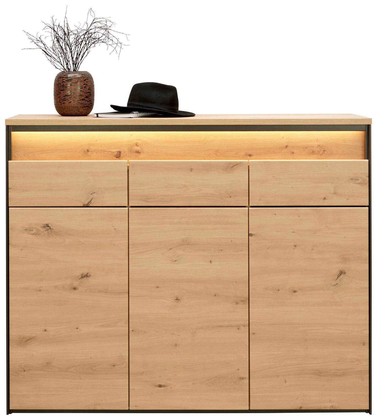 Frontansicht eines XL-Schuhschranks aus Holz mit dekorativer Beleuchtung, einem Hut und einer Vase auf der Oberseite.