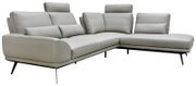 Lichtgrijze moderne hoekbank met chaise longue rechts, verstelbare hoofdsteunen, sierkussens en slanke zwarte poten, schuin van voren weergegeven