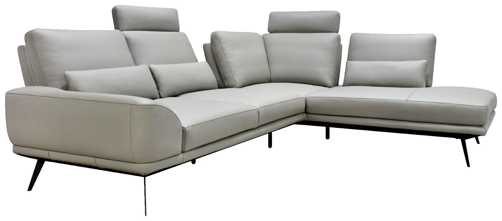 Lichtgrijze moderne hoekbank met chaise longue rechts, verstelbare hoofdsteunen, sierkussens en slanke zwarte poten, schuin van voren weergegeven