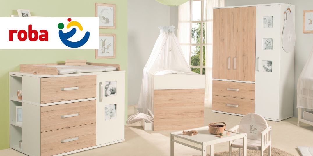 Helles Babyzimmer mit Möbeln in Holzoptik und zum Teil mit weißer Farbe.