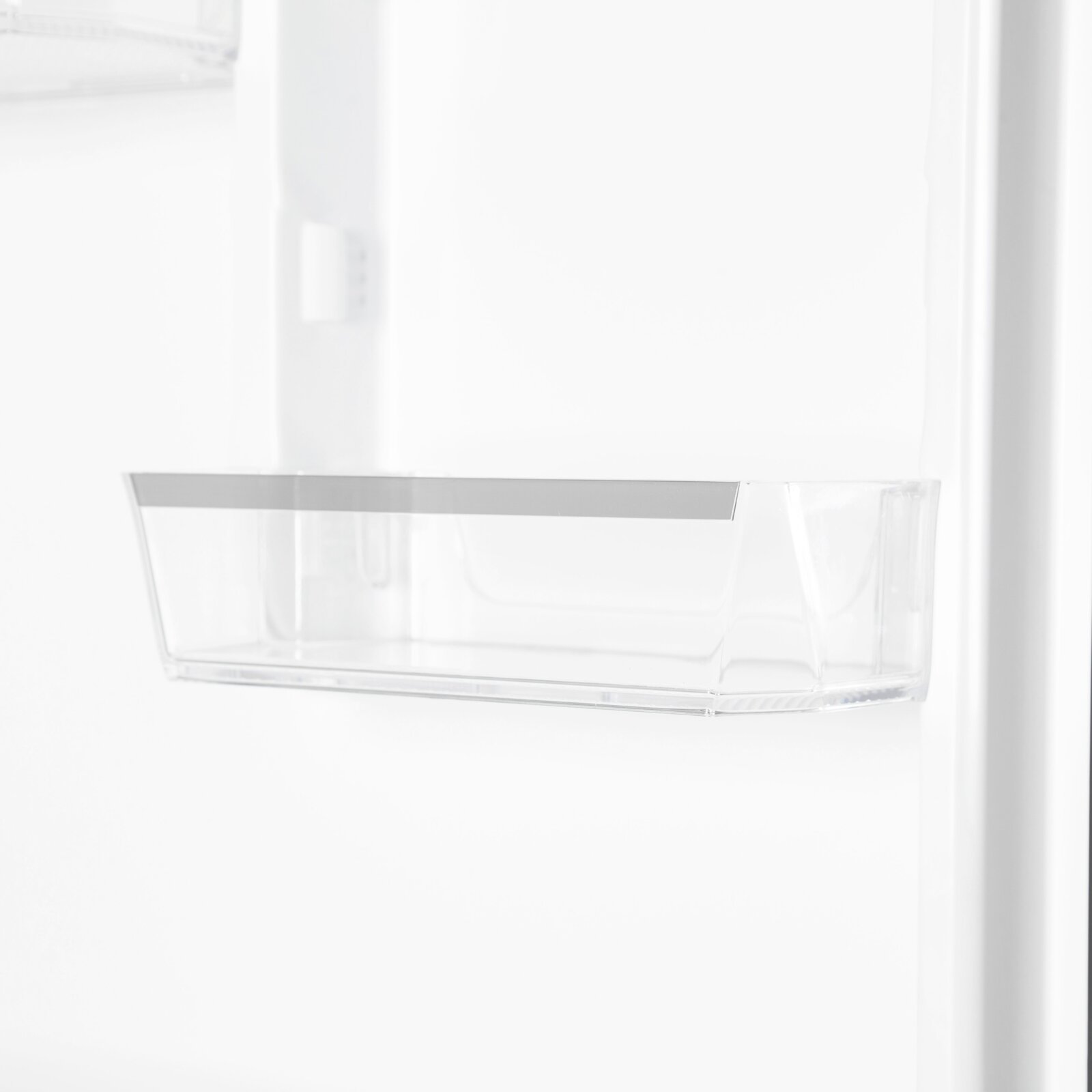 Transparente Kühlschrank-Türablage aus Kunststoff, leer, in Frontansicht mit leichter Seitenperspektive
