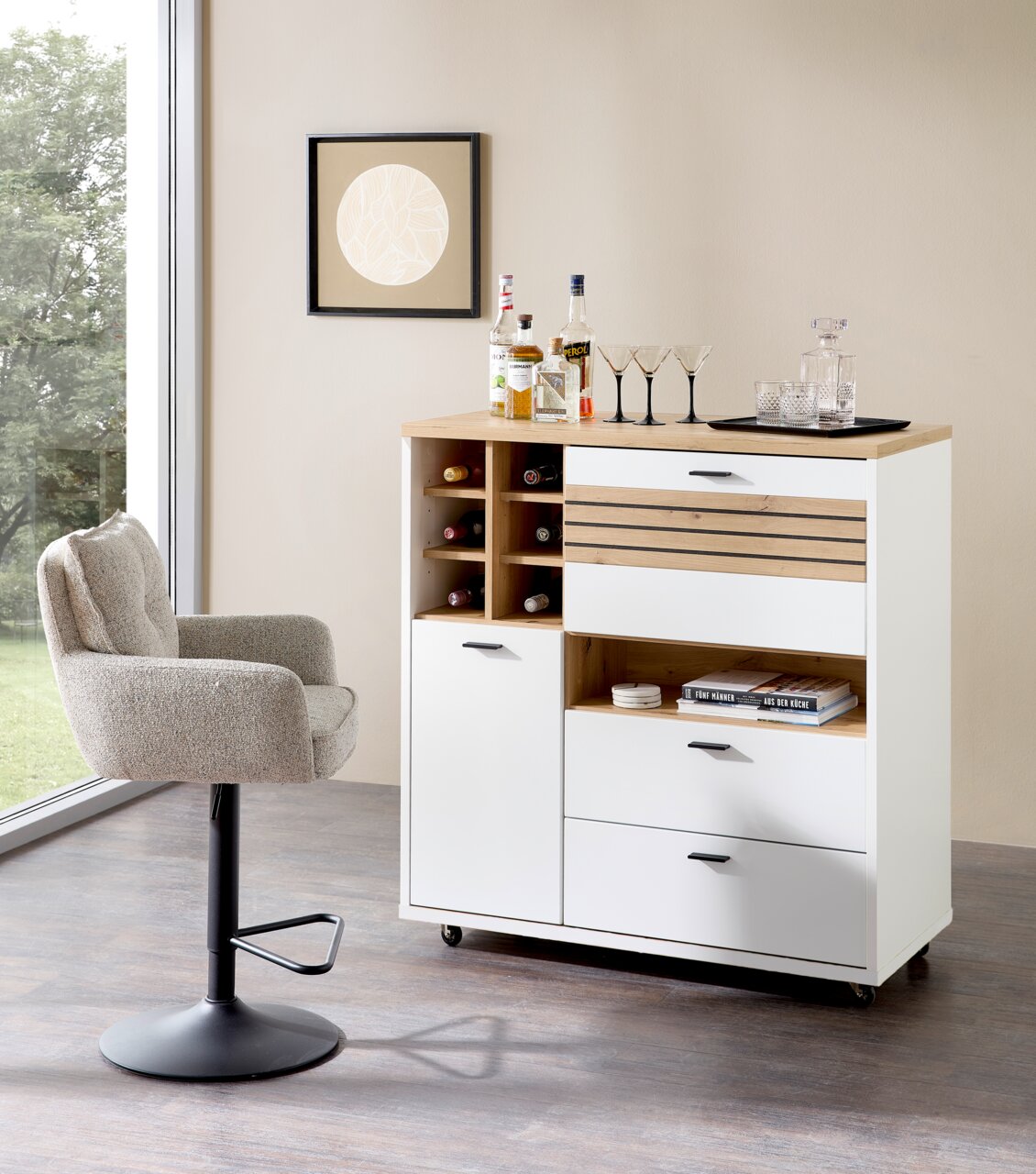 Moderner Raumteiler mit integriertem Weinregal und Stauraum, aus weißem Holz mit naturfarbenen Akzenten, von vorne betrachtet.