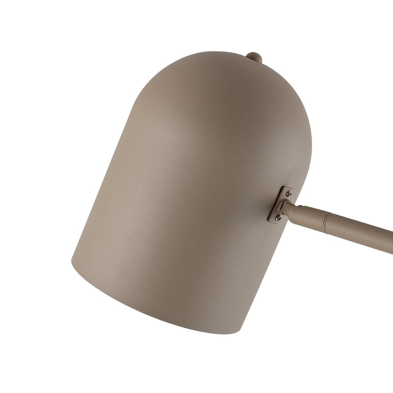 Close-up van een beige lampenkap van een staande lamp, gezien vanaf de zijkant