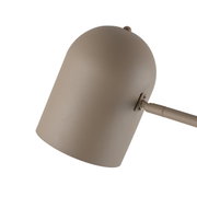 Close-up van een beige lampenkap van een staande lamp, gezien vanaf de zijkant