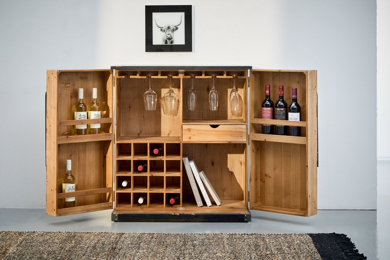 Landscape Barschrank DOLF Geöffneter Barschrank aus Holz mit Weinflaschen, Gläsern und Büchern, frontal betrachtet.