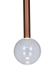 Nahaufnahme einer LED-Hängeleuchte mit einem klaren, kugelförmigen Glasdiffusor und einem bronzefarbenen Stab.