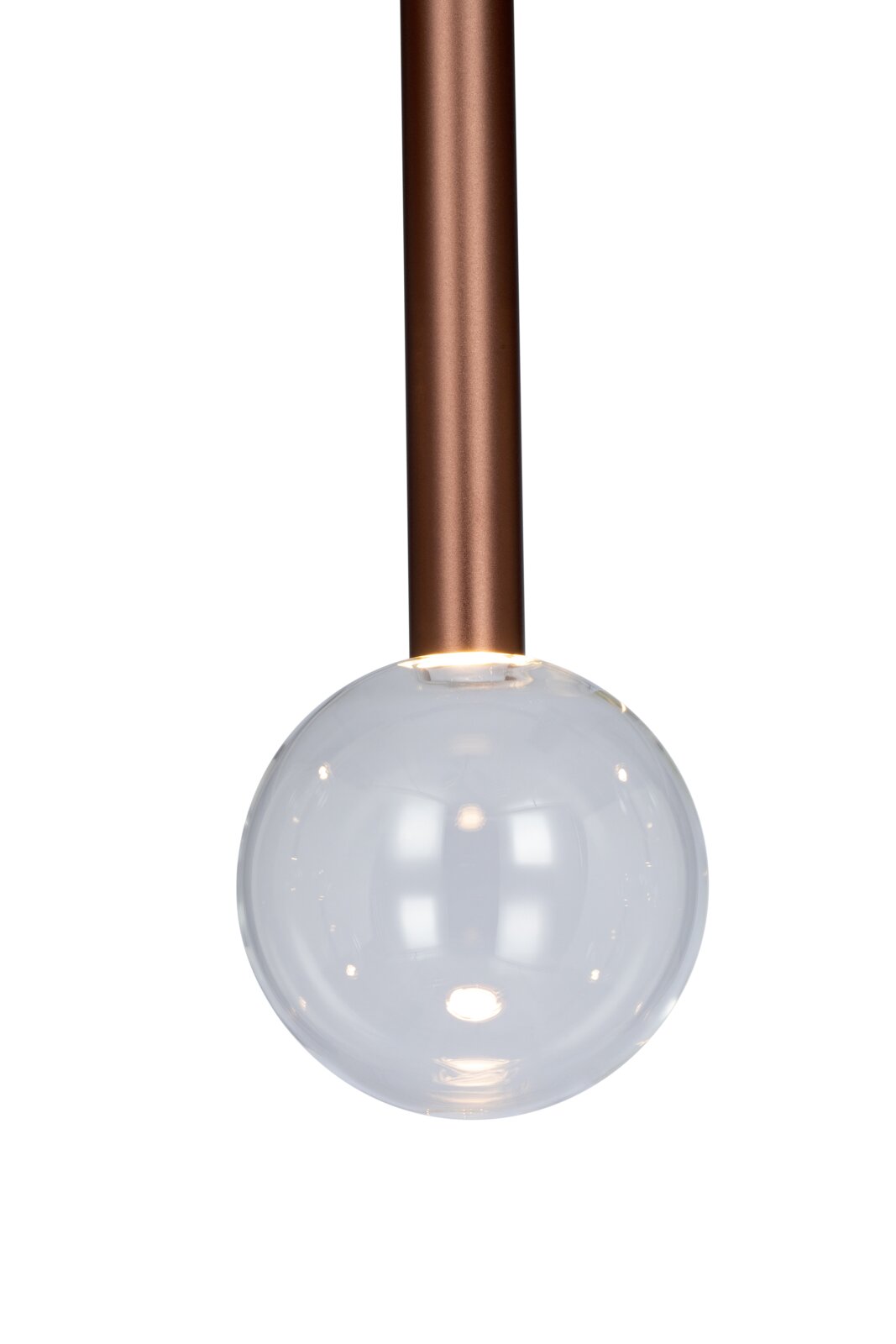 Close-up van een LED-hanglamp met een heldere, bolvormige glazen diffuser en een bronskleurige staaf.