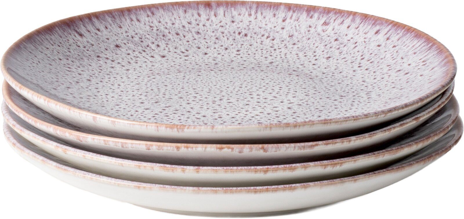 Stapel aus vier flachen Keramik-Esstellern in Creme mit gesprenkelter Glasur und braunem Rand, schräg von oben in leichter Seitenansicht fotografiert