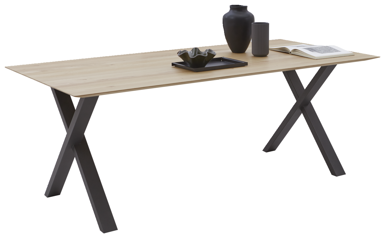 Moderner Esstisch mit Holzplatte und schwarzen X-förmigen Metallbeinen, seitliche Perspektive