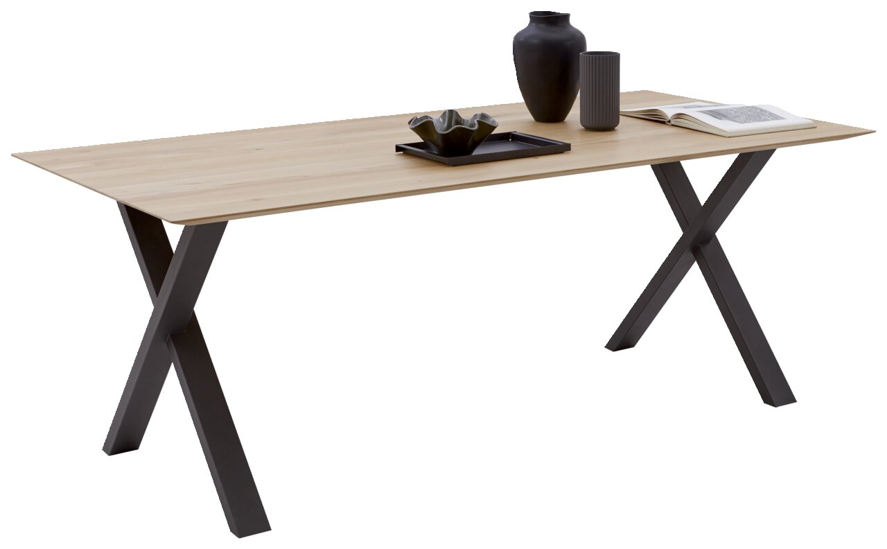 Moderner Esstisch mit Holzplatte und schwarzen X-förmigen Metallbeinen, seitliche Perspektive