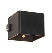 Schwarze, würfelförmige Akku-Wandleuchte aus seitlicher Perspektive