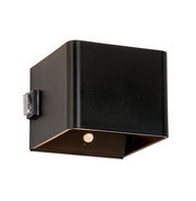 Schwarze, würfelförmige Akku-Wandleuchte aus seitlicher Perspektive