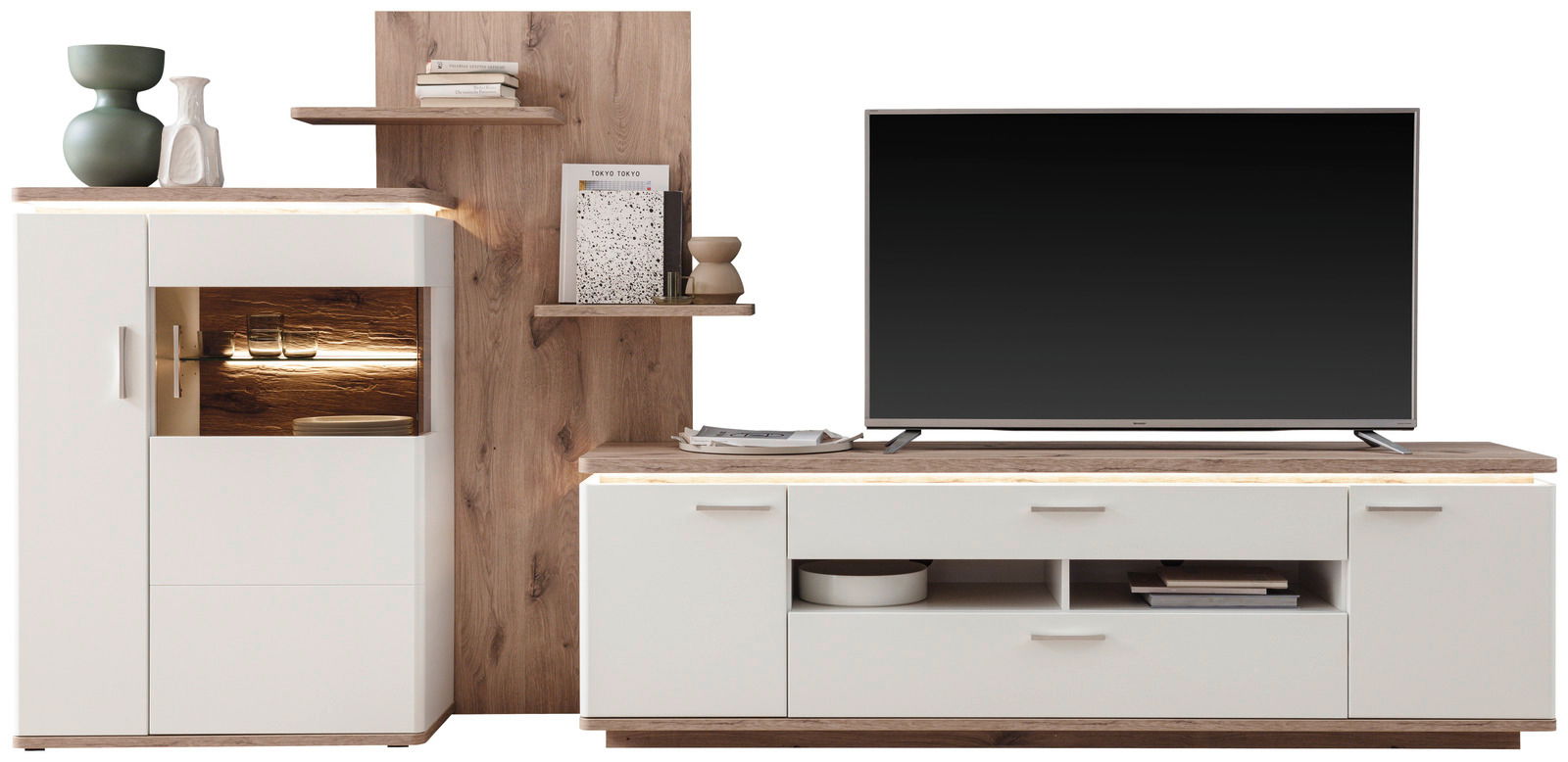 Moderne Wandkombination in Holzoptik mit weißem Stauraum, Regalen und Platz für einen Fernseher, frontal betrachtet.