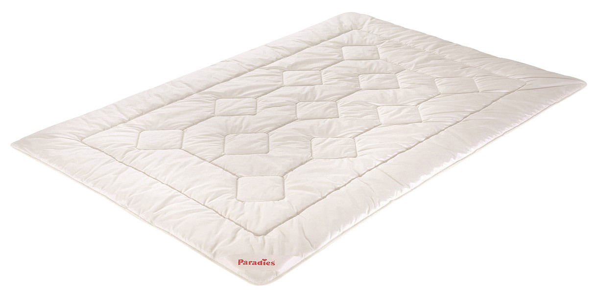 Ganzjahresbettdecke in Draufsicht mit gestepptem Muster und Markenlogo in der Ecke