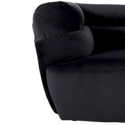 Nahaufnahme eines schwarzen Big-Sofas mit weicher Polsterung, seitliche Perspektive