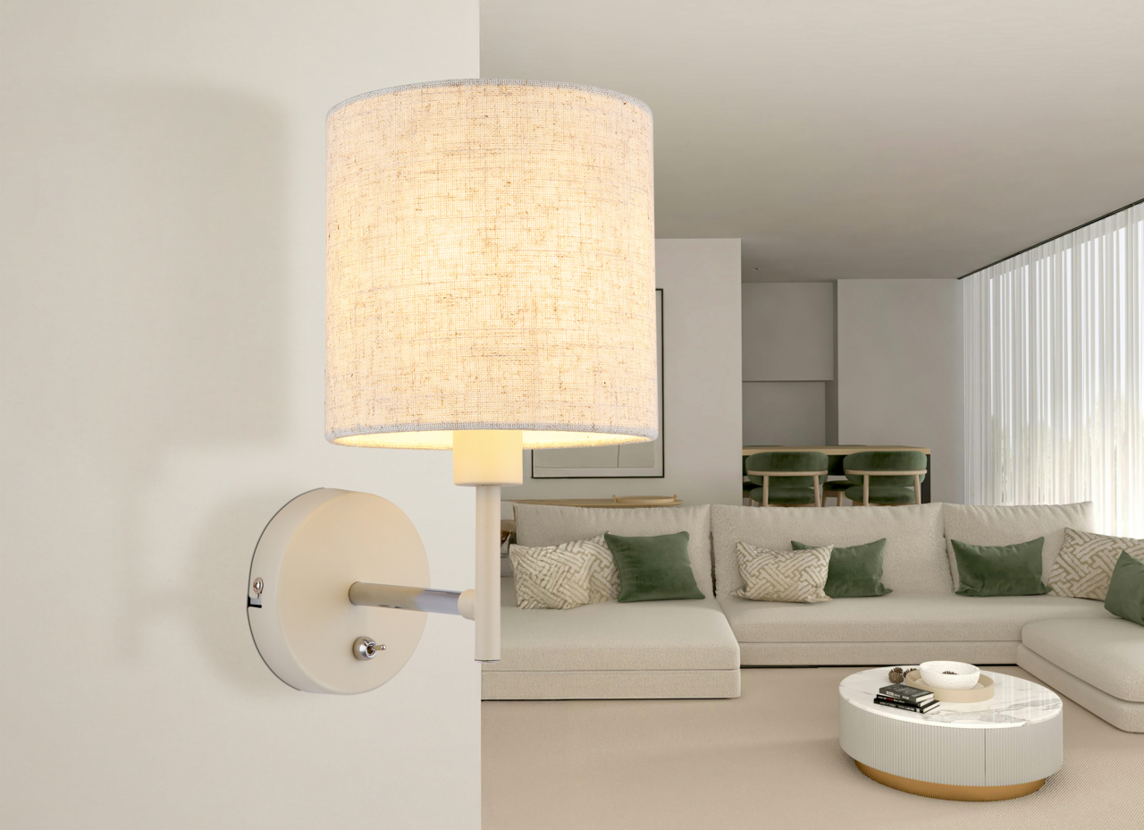 Moderne Wandleuchte mit zylindrischem Stoffschirm, seitliche Perspektive, montiert in einem stilvollen Wohnzimmer.