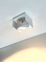 LED Aufbauleuchte von unten betrachtet, montiert an der Decke mit modernem Design.