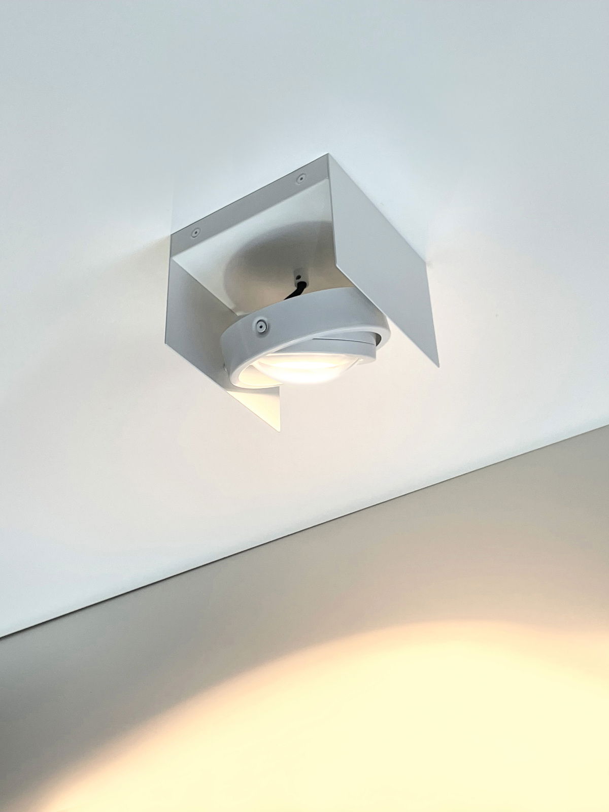 Megatron LED-Deckenleuchte CARDANO LED Aufbauleuchte von unten betrachtet, montiert an der Decke mit modernem Design.