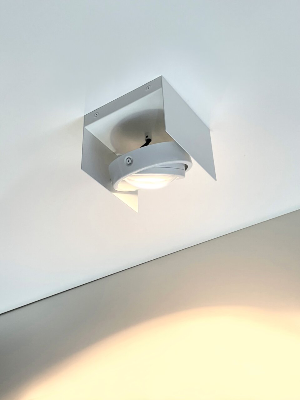 LED Aufbauleuchte von unten betrachtet, montiert an der Decke mit modernem Design.