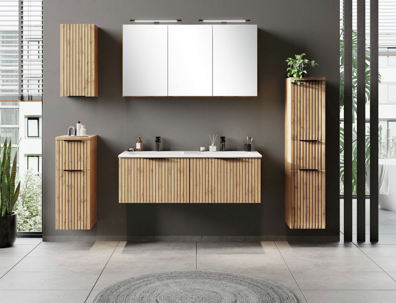 Moderner Spiegelschrank 120 cm mit Holzverkleidung, frontal abgebildet in einem stilvollen Badezimmer.