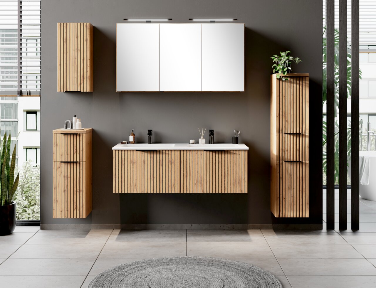 Moderner Spiegelschrank 120 cm mit Holzverkleidung, frontal abgebildet in einem stilvollen Badezimmer.