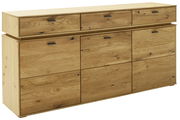 Holz-Sideboard mit mehreren Schubladen und Türen, aus hellem Holz mit natürlicher Maserung, seitliche Perspektive