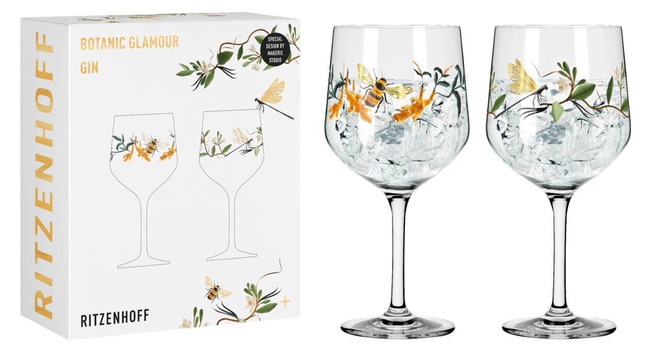 Zwei elegante Gingläser mit botanischem Design und Insektenmotiven, gefüllt mit Eiswürfeln, aus der Perspektive von vorne, neben der Verpackung mit der Aufschrift 'Botanic Glamour Gin'.