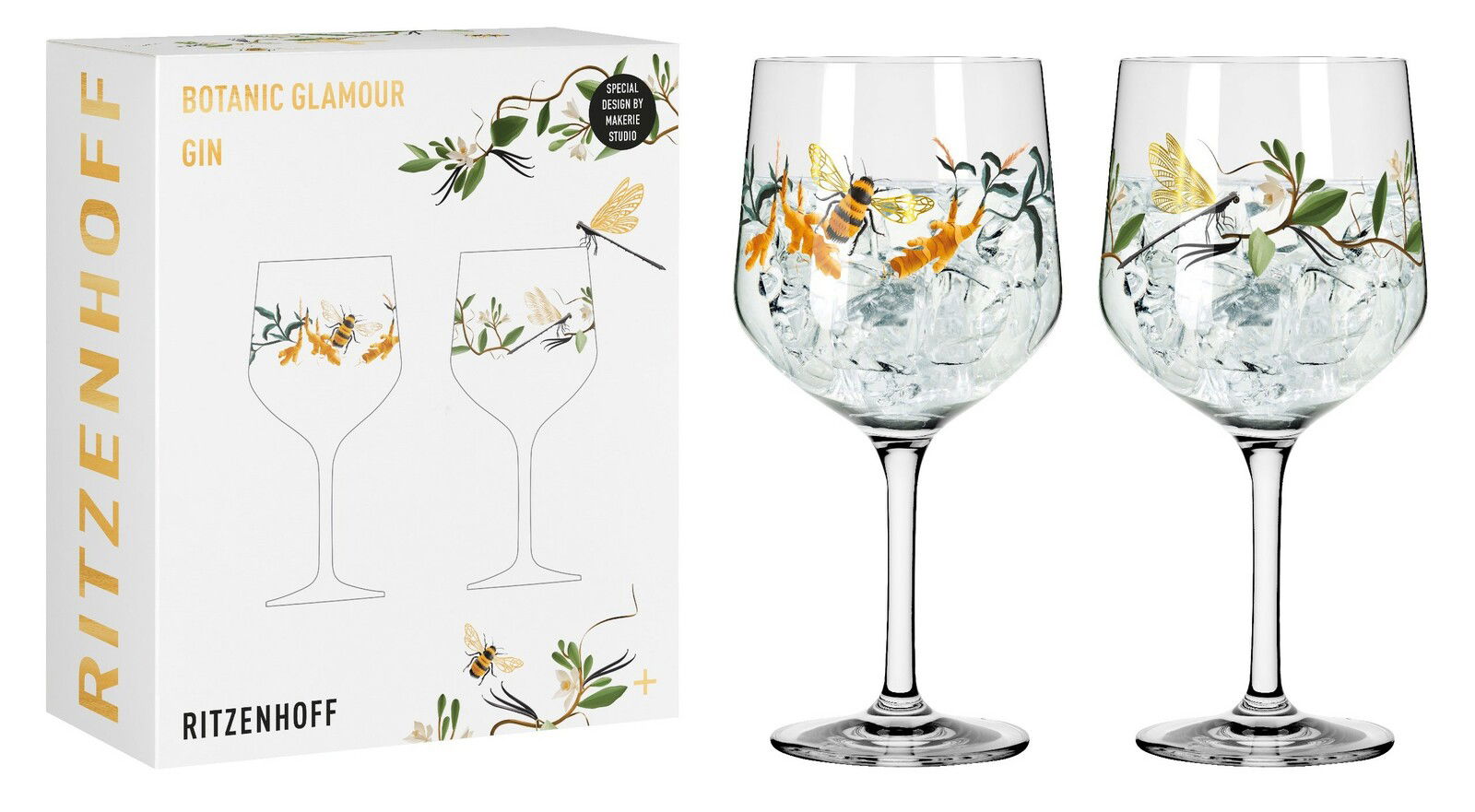 Zwei elegante Gingläser mit botanischem Design und Insektenmotiven, gefüllt mit Eiswürfeln, aus der Perspektive von vorne, neben der Verpackung mit der Aufschrift 'Botanic Glamour Gin'.