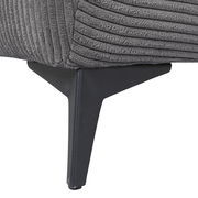 Nahaufnahme eines grauen Sofabeins mit strukturiertem Stoffbezug, Perspektive von unten.