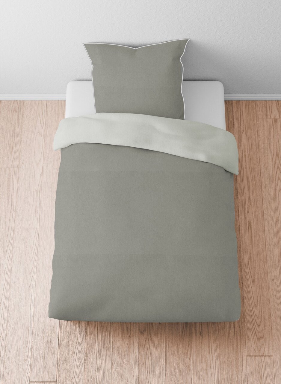 Bettwäsche-Set aus Melange-Flanell in Grau, bestehend aus einem Kissenbezug und einem Bettdeckenbezug, auf einem Bett von oben fotografiert.