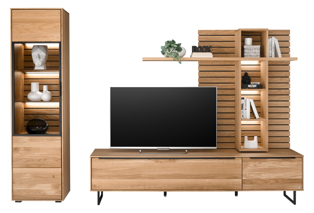 Moderne houten wandmeubel met tv-kast, plank en decoratie, vooraanzicht