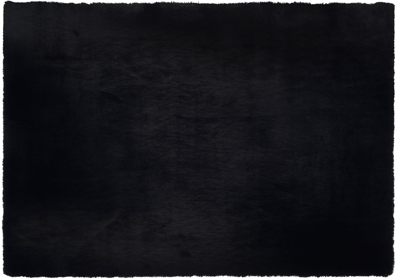 Schwarzer Fellteppich in Draufsicht