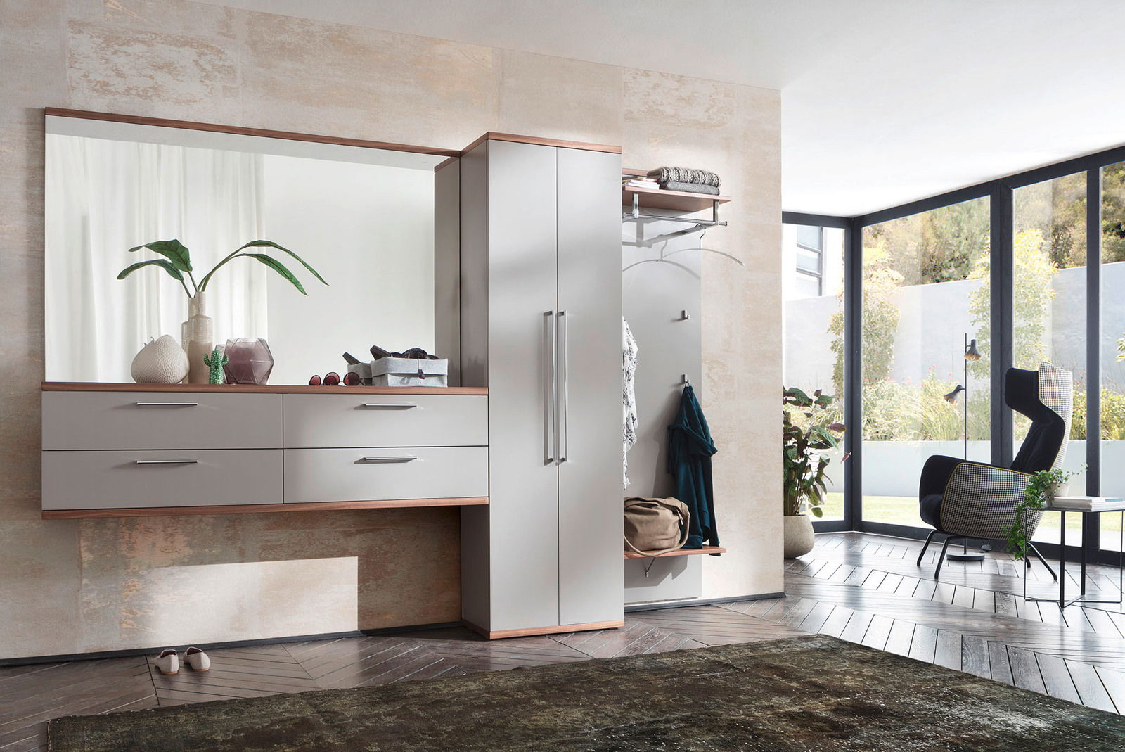 Moderano Vorschlagskombi Garderobe PASSARE Moderne Garderobenkombination mit Spiegel, Schubladen und Kleiderhaken in einem hellen Raum mit Blick auf den Garten.