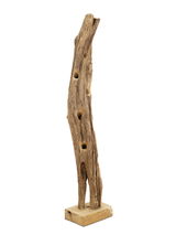 Rustikaler Weinständer aus Holz mit natürlicher Maserung, seitliche Perspektive
