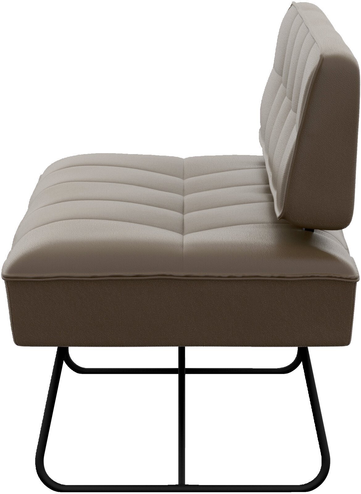Beige gestoffeerde eetkamerstoel met horizontale stiksels en zwart metalen sledeframe, zijaanzicht (rechts) op witte achtergrond