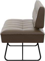 Beige gestoffeerde eetkamerstoel met horizontale stiksels en zwart metalen sledeframe, zijaanzicht (rechts) op witte achtergrond