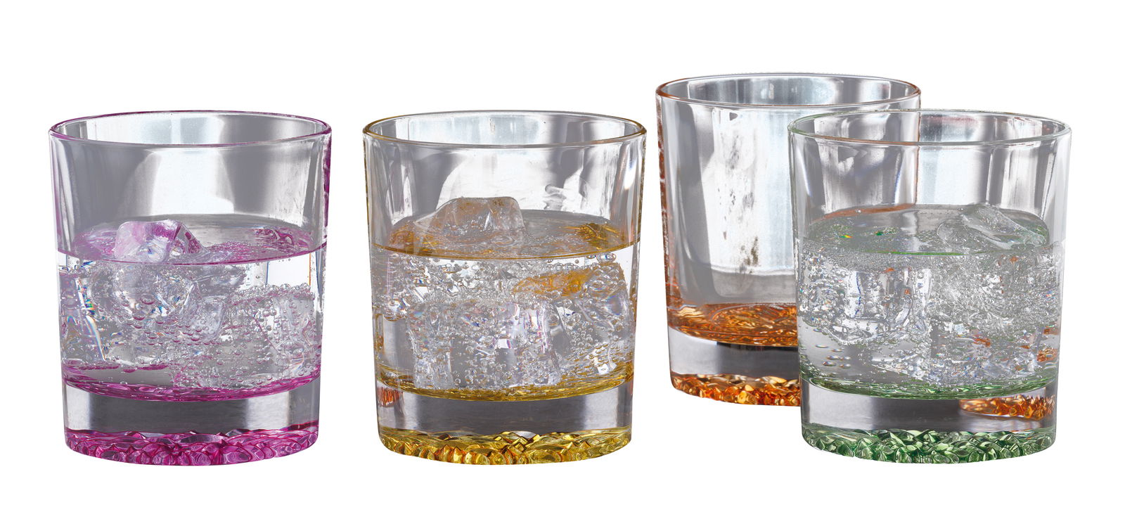 Vier bunte Trinkbecher mit Eiswürfeln und sprudelndem Wasser, aus der Vorderansicht fotografiert.