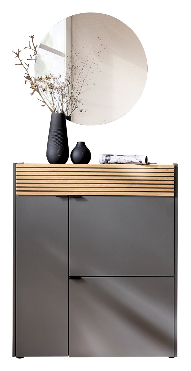 Voleo Garderoben-Set RIO Garderoben-Set in Graphit mit Holzdetails, bestehend aus einem Schrank mit zwei Türen und einer Schublade, dekoriert mit Vasen und einem runden Spiegel, frontal betrachtet.