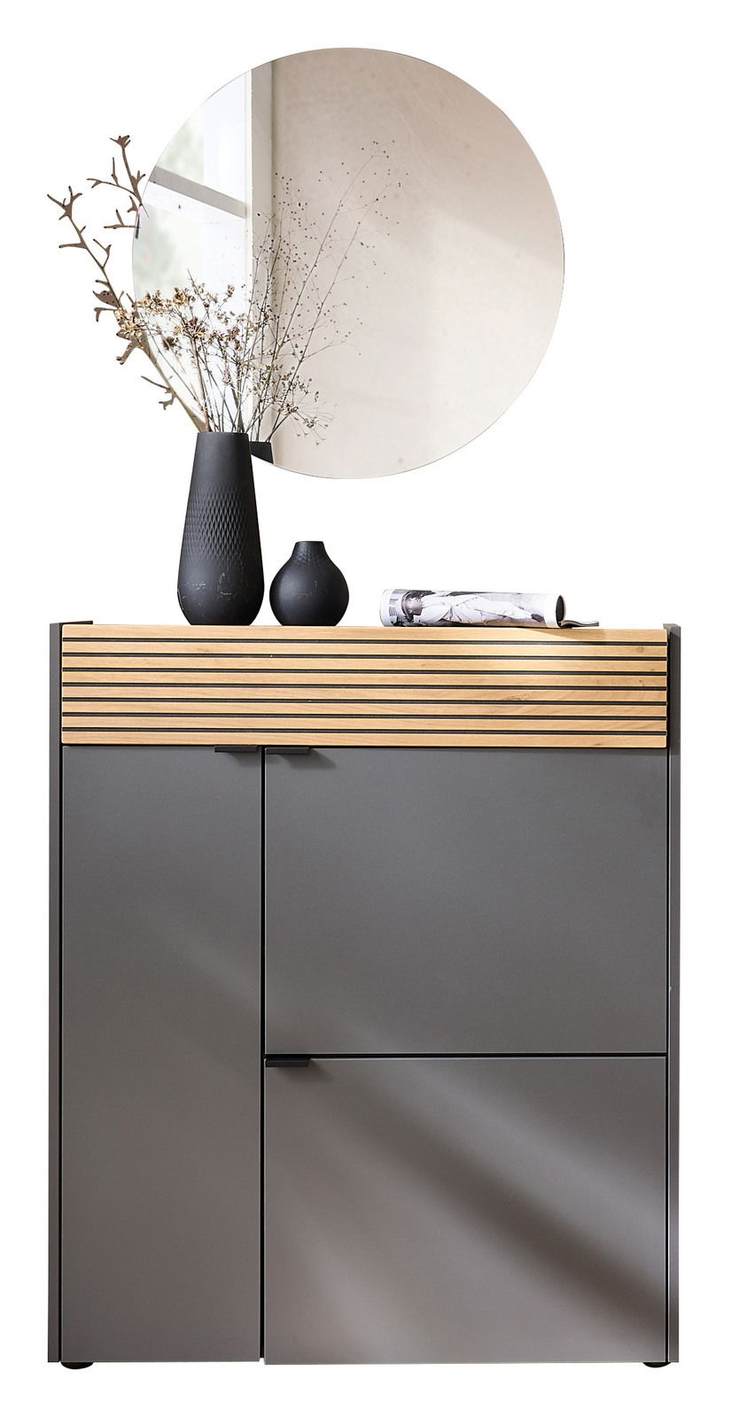 Garderoben-Set in Graphit mit Holzdetails, bestehend aus einem Schrank mit zwei Türen und einer Schublade, dekoriert mit Vasen und einem runden Spiegel, frontal betrachtet.