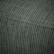 Nahaufnahme eines strukturierten, gerippten Stoffes in dunklem Grau, perspektivisch von der Seite aufgenommen.