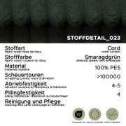 Stoffdetail eines Schlafsofas in Smaragdgrün, Cordstoff, 100% PES, hohe Scheuertouren und Abriebfestigkeit, Pillingfestigkeit 4, aus der Frontalperspektive.