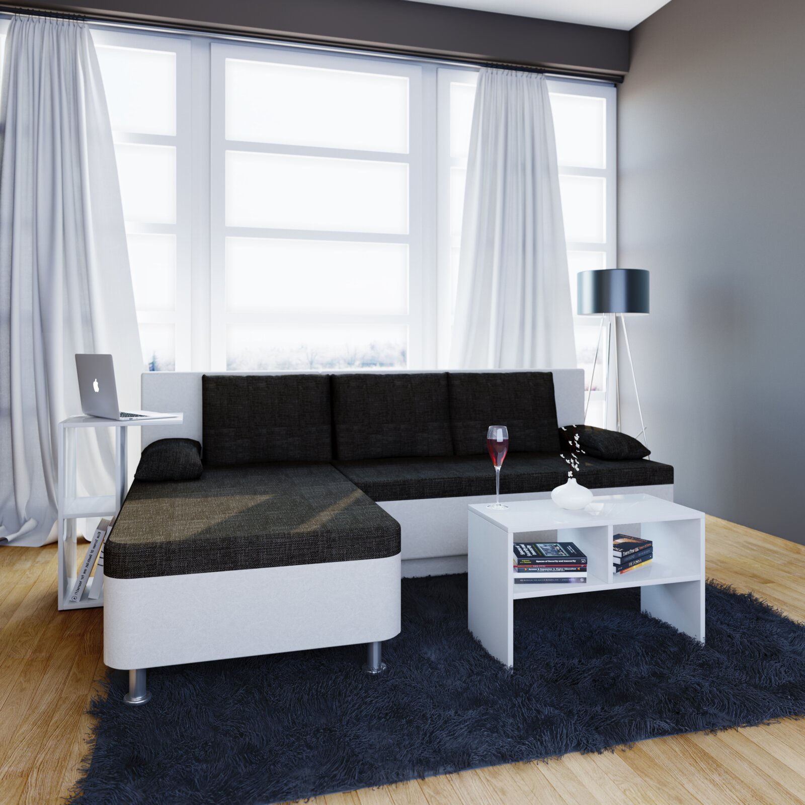 Modernes graues Ecksofa mit dunklen Sitzpolstern und linksseitiger Recamiere im hellen Wohnzimmer, frontale leicht schräge Perspektive von vorn, davor weißer Couchtisch auf dunkelblauem Teppich