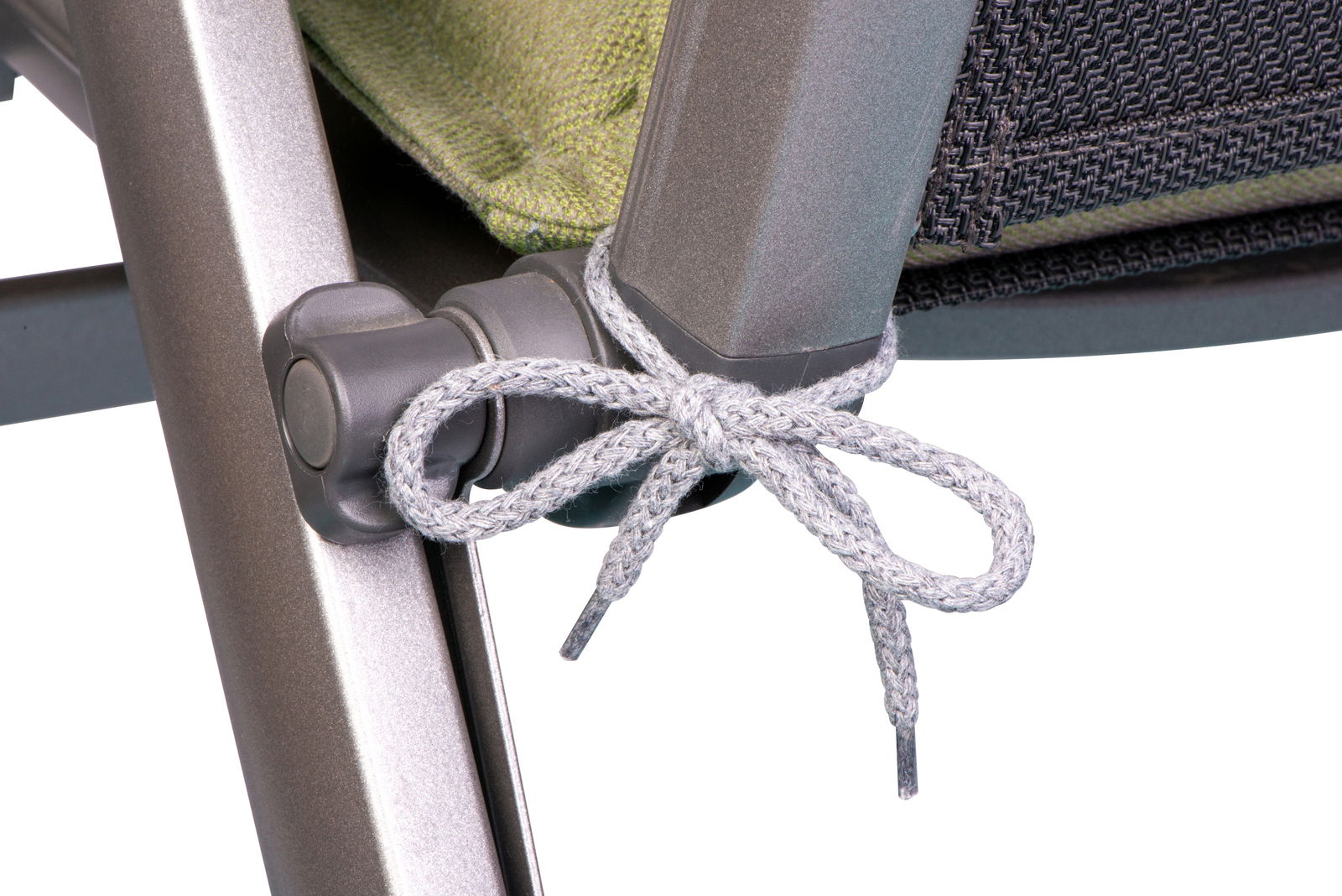 Go-De Sesselauflage Nahaufnahme eines Sessels mit grüner Auflage und grauer Schleifenbindung an der Armlehne.