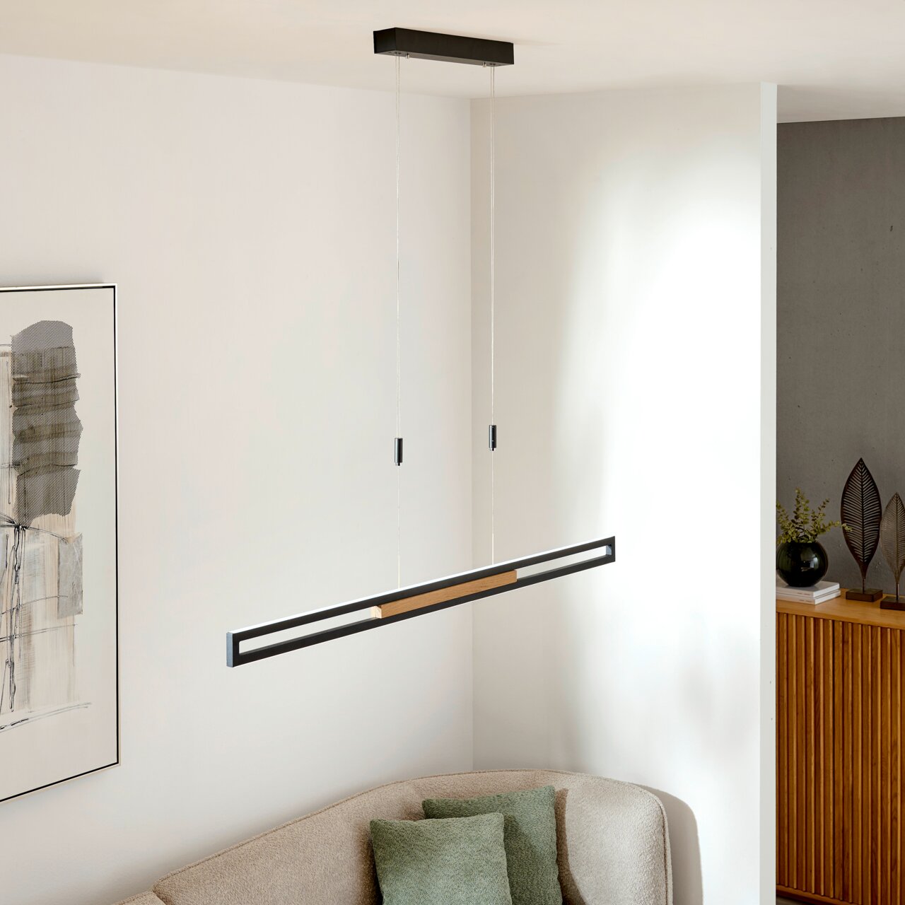 Moderne LED-Hängeleuchte in minimalistischem Design, von der Decke hängend über einem Sofa, seitliche Perspektive.
