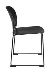 Moderner schwarzer Stuhl STACKS aus seitlicher Perspektive mit schlankem Metallrahmen und ergonomischer Rückenlehne.
