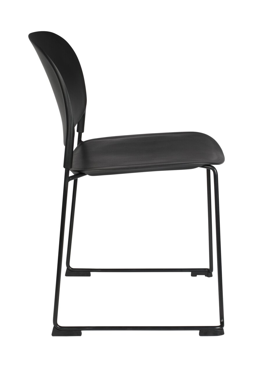 Moderner schwarzer Stuhl STACKS aus seitlicher Perspektive mit schlankem Metallrahmen und ergonomischer Rückenlehne.