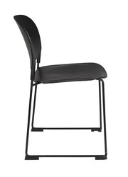 Moderner schwarzer Stuhl STACKS aus seitlicher Perspektive mit schlankem Metallrahmen und ergonomischer Rückenlehne.