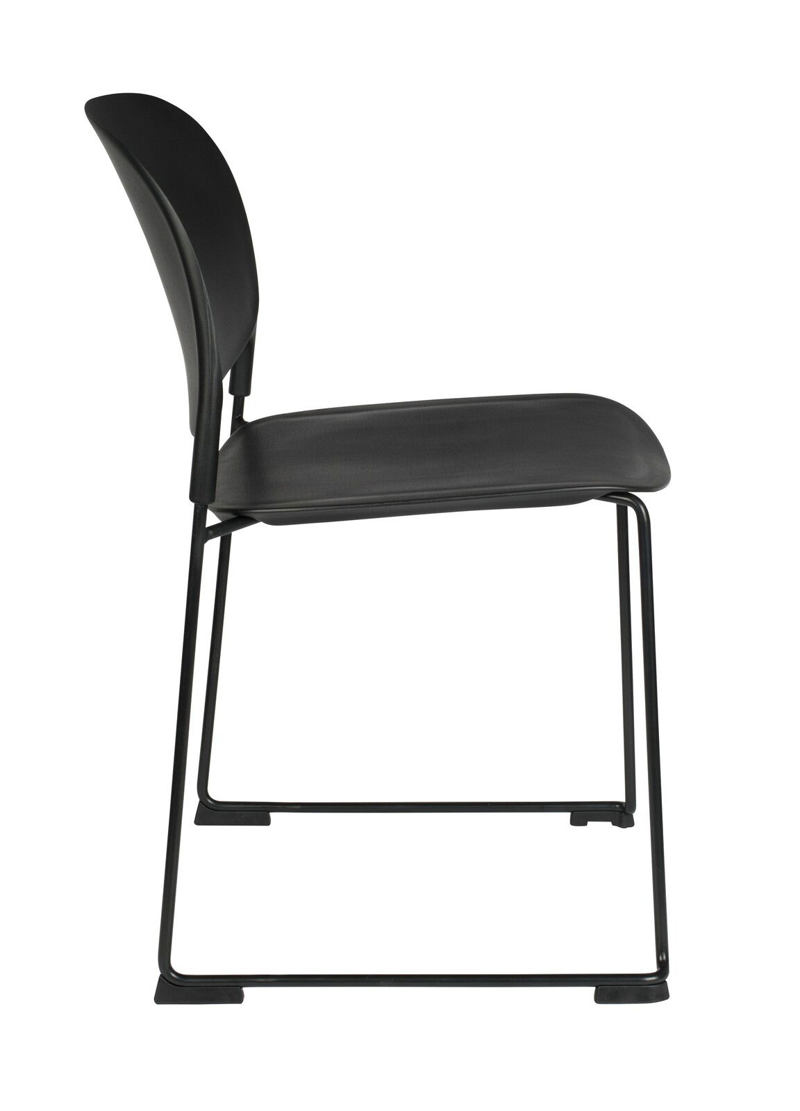 Moderner schwarzer Stuhl STACKS aus seitlicher Perspektive mit schlankem Metallrahmen und ergonomischer Rückenlehne.