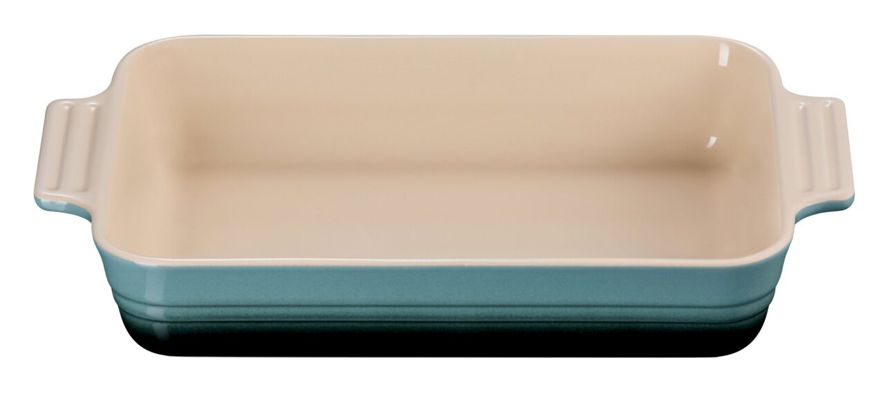 LE CREUSET Auflaufform 25cm Ocean Rechteckige Auflaufform in Ocean-Farbe, 25 cm, aus einer leicht erhöhten Perspektive fotografiert.